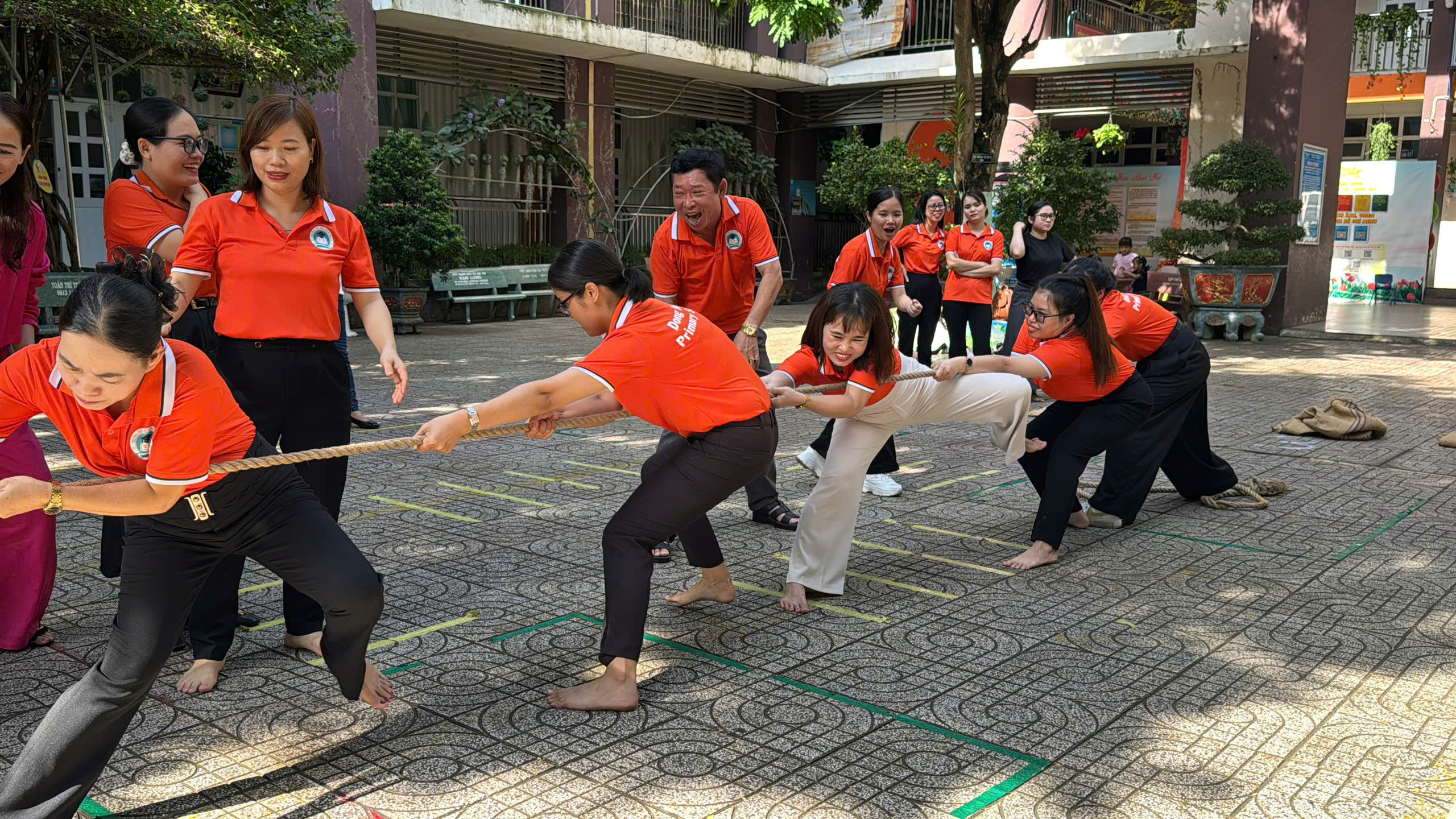 <em>Hội thao Giáo viên chào mừng Ngày Phụ nữ Việt Nam</em>