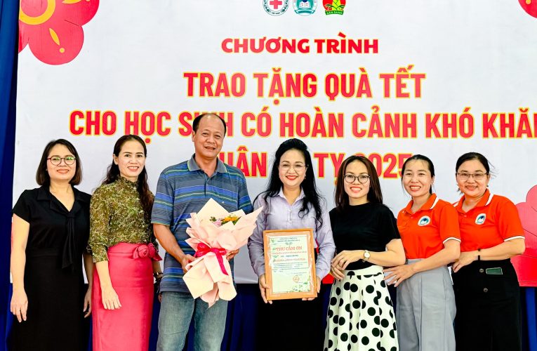 TRAO QUÀ CHO HỌC SINH KHÓ KHĂN